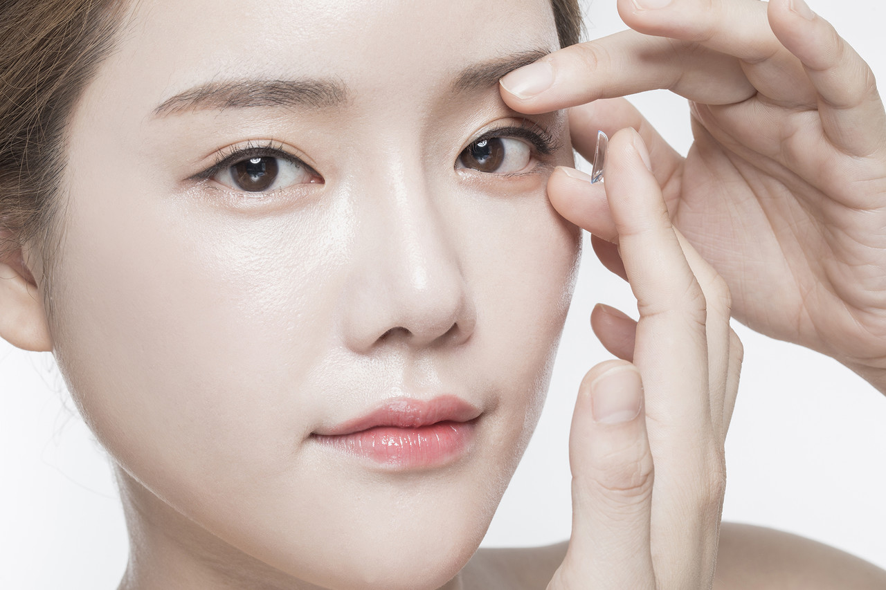 Hold your eyelids open